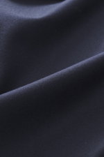 Marco Pescarolo Overshirt 'Next' navy, Detailaufnahme der feinen Schurwoll-Seide Webstruktur mit weichem Griff und leicht gerundetem Saum.