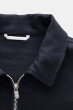Nahaufnahme des Umlegekragens und Zwei-Wege-Reißverschlusses des Marco Pescarolo Overshirt 'Urus' navy aus Schurwolle und Cashmere, Slim Fit.