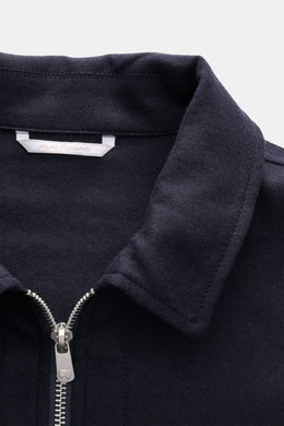 Nahaufnahme des Umlegekragens und Zwei-Wege-Reißverschlusses des Marco Pescarolo Overshirt 'Urus' navy aus Schurwolle und Cashmere, Slim Fit.