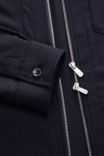 Nahaufnahme des Marco Pescarolo Overshirt 'Urus' navy von oben, zeigt Schurwolle-Cashmere Stoff, Slim Fit, Reißverschluss, Manschette.