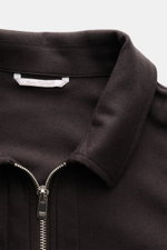 Nahaufnahme aus schräger Oben-Perspektive des dunkelblauen Marco Pescarolo Overshirt 'Urus' mit Umlegekragen, Reißverschluss und feiner Schurwoll-Cashmere-Qualität.