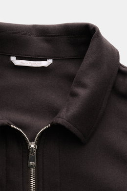 Nahaufnahme aus schräger Oben-Perspektive des dunkelblauen Marco Pescarolo Overshirt 'Urus' mit Umlegekragen, Reißverschluss und feiner Schurwoll-Cashmere-Qualität.
