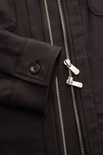 Nahaufnahme von Ärmel mit Manschette, Brusttasche und robustem Zwei-Wege-Reißverschluss des Marco Pescarolo Overshirt 'Urus' dark navy, gezeigt aus schräger Frontalperspektive, Herbst-Essential aus Schurwolle und Cashmere, Regular Fit, ungefüttert.