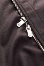 Nahaufnahme aus schräger Perspektive des silbernen Zwei-Wege-Reißverschlusses am Marco Pescarolo Overshirt 'Urus' dark navy aus Schurwolle und Cashmere.