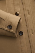 Nahaufnahme des Tom Ford Overshirt camel von vorne, Schurwolle mit Seide, feiner Gabardine, softer Griff, Slim Fit, Knopfleiste, Umlegekragen, Brusttaschen, Sportmanschette, gerader Saum, Saumschlitze.