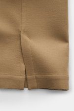 Nahaufnahme des geraden Saumverlaufs mit Saumschlitzen des Tom Ford Overshirt camel, gefertigt aus Schurwolle mit Seide, feiner Gabardine, softer Griff, Slim Fit.