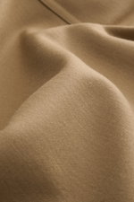 Tom Ford Overshirt camel aus feiner Gabardine, Schurwolle mit Seide, softer Griff, Slim Fit, Umlegekragen, Knopfleiste, Brusttaschen, Sportmanschette, Saumschlitze, gerader Saum, Nahaufnahme Stoffstruktur.