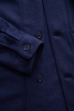 Tom Ford Cashmere Overshirt navy, Detailaufnahme von Ärmel und Knopfleiste, reiner Cashmere, Slim Fit, Umlegekragen, Brusttasche, Sportmanschette.