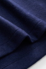 Nahaufnahme des weichen Tom Ford Cashmere Overshirt navy, Detailansicht der Ärmelsäume, reiner Cashmere, Slim Fit, Umlegekragen.