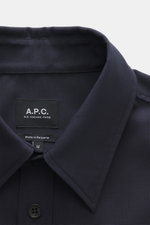 Nahaufnahme aus schräger Draufsicht auf den Umlegekragen und die aufgesetzte Knopfleiste des A.P.C. Overshirt 'Malaury' navy, Mix aus Schurwolle und Microfaser, leicht griffige Haptik, Regular Fit, aufgesetzte Brusttasche, Ärmelabschlüsse mit Manschette, 