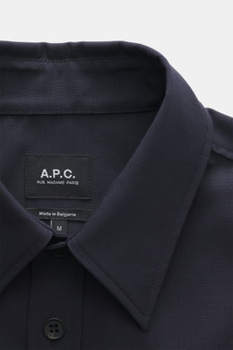 Nahaufnahme aus schräger Draufsicht auf den Umlegekragen und die aufgesetzte Knopfleiste des A.P.C. Overshirt 'Malaury' navy, Mix aus Schurwolle und Microfaser, leicht griffige Haptik, Regular Fit, aufgesetzte Brusttasche, Ärmelabschlüsse mit Manschette, 