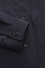 Nahaufnahme aus schräger Vogelperspektive des A.P.C. Overshirt 'Malaury' navy mit Mix aus Schurwolle und Microfaser, leicht griffiger Haptik, Regular Fit, aufgesetzter Knopfleiste, Umlegekragen, Brusttasche, Ärmelabschlüssen mit Manschette und leicht geru