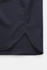 Ausschnitt des A.P.C. Overshirt 'Malaury' navy, seitliche Nahaufnahme mit leicht gerundetem Saum, Mix aus Schurwolle und Microfaser, Regular Fit, aufgesetzte Knopfleiste, Umlegekragen, Brusttasche, Ärmel mit Manschette, leicht griffige Haptik.