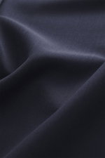Nahaufnahme des Stoffes vom A.P.C. Overshirt 'Malaury' navy, Mix aus Schurwolle und Microfaser, leicht griffig, Regular Fit, Umlegekragen.