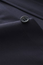 Nahaufnahme des A.P.C. Overshirt 'Malaury' navy mit Knopf, Schurwoll-Microfaser-Mix, Regular Fit, Umlegekragen, Brusttasche, Manschetten, gerundetem Saum, fotografiert aus schräger Perspektive.