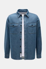 A.P.C. Jeans-Overshirt rauchblau aus Baumwoll-Denim, Slim Fit, Kent-Kragen, aufgesetzte Brusttaschen, Sportmanschetten, Frontansicht.