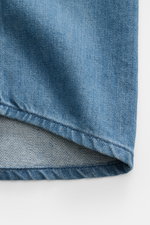 Ausschnitt des A.P.C. Jeans-Overshirt rauchblau aus reiner Baumwolle, Slim Fit, Kent-Kragen, Knopfleiste, Brusttaschen, Sportmanschette, Detailansicht.