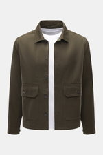 C.P. Company Overshirt khaki in Frontansicht mit Umlegekragen, glatter Knopfleiste, Fronttaschen mit Patte, Ärmelabschlüssen mit Manschette, Slim Fit, reine Baumwolle, leicht griffige Haptik.