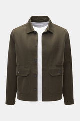 C.P. Company Overshirt khaki in Frontansicht mit Umlegekragen, glatter Knopfleiste, Fronttaschen mit Patte, Ärmelabschlüssen mit Manschette, Slim Fit, reine Baumwolle, leicht griffige Haptik.