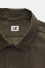 Nahaufnahme von Kragen und oberem Bereich des C.P. Company Overshirt khaki, Slim Fit, reine Baumwolle, leicht griffig, glatte Knopfleiste, Umlegekragen.
