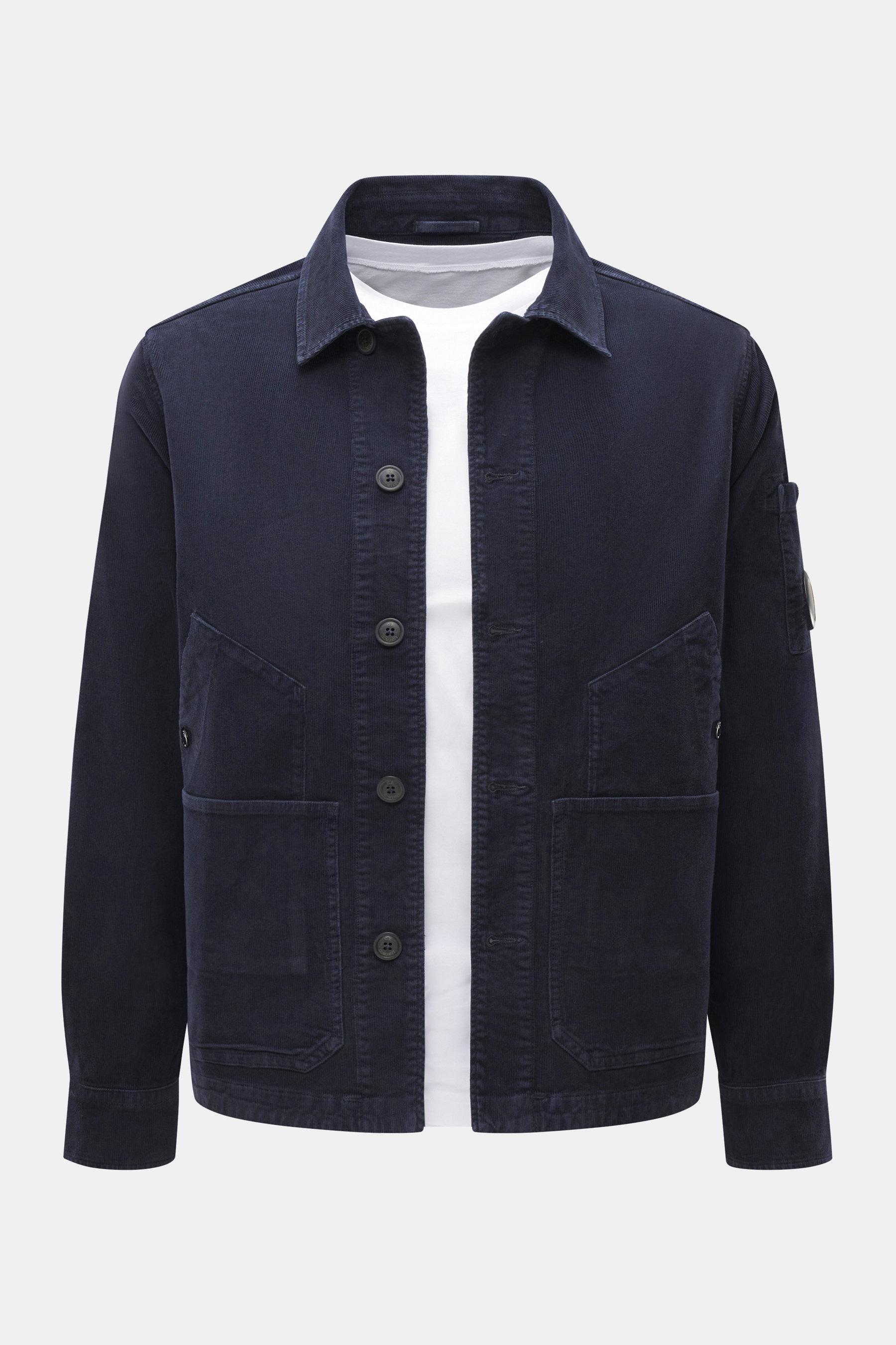 C.P. Company Cord-Overshirt navy, frontal fotografiert, Slim Fit aus elastischem Baumwollcord, samtiger Griff, garment dyed, Umlegekragen, Fünf-Knopf-Leiste, vier Fronttaschen, Manschettenärmel, Druckknopftasche Oberarm, Linsen-Detail.