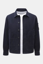 C.P. Company Cord-Overshirt navy, frontal fotografiert, Slim Fit aus elastischem Baumwollcord, samtiger Griff, garment dyed, Umlegekragen, Fünf-Knopf-Leiste, vier Fronttaschen, Manschettenärmel, Druckknopftasche Oberarm, Linsen-Detail.