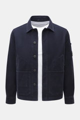 C.P. Company Cord-Overshirt navy, frontal fotografiert, Slim Fit aus elastischem Baumwollcord, samtiger Griff, garment dyed, Umlegekragen, Fünf-Knopf-Leiste, vier Fronttaschen, Manschettenärmel, Druckknopftasche Oberarm, Linsen-Detail.