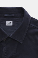C.P. Company Cord-Overshirt navy, Nahaufnahme von oben, Cord aus elastischer Baumwolle, samtiger Griff, slim fit, garment dyed, Umlegekragen.