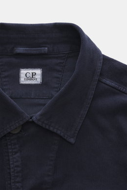 C.P. Company Cord-Overshirt navy, Nahaufnahme von oben, Cord aus elastischer Baumwolle, samtiger Griff, slim fit, garment dyed, Umlegekragen.