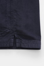 Nahaufnahme des unteren Teils des C.P. Company Cord-Overshirt navy aus elastischem Baumwollcord, Slim Fit, garment dyed, mit samtigem Griff, sichtbarer Naht und kleinem Schlitz.