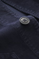 Nahaufnahme aus frontaler Perspektive des C.P. Company Cord-Overshirt navy mit Cord aus elastischer Baumwolle, samtigem Griff, garment dyed, Slim Fit, Fünf-Knopf-Leiste, Umlegekragen, vier Fronttaschen, Ärmelabschlüssen mit Manschette, Druckknopftasche am