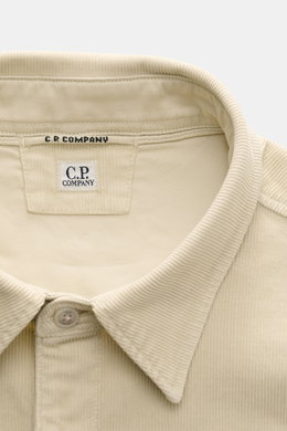 Nahaufnahme des umgelegten Kragens und Etiketts vom C.P. Company Cord-Overshirt sand, weicher Cord mit markanter Struktur, Slim Fit.