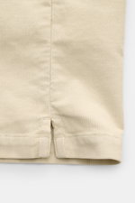 Nahaufnahme des unteren Bereichs des sandfarbenen C.P. Company Cord-Overshirts, frontal fotografiert, zeigt elastischen Cord, Manschetten und Seitenschlitz.