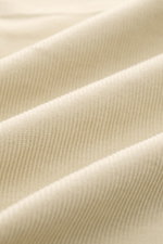 C.P. Company Cord-Overshirt sand, frontale Ansicht, Slim Fit, weicher elastischer Cord, Umlegekragen, 6-Knopf-Leiste, Brust- und Oberarmtasche, Manschetten.