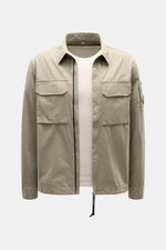C.P. Company Overshirt graugrün aus samtiger Baumwollgabardine, Slim Fit, frontal mit Umlegekragen, Brusttaschen und Druckknopftasche am Oberarm.