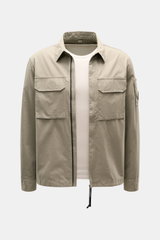 C.P. Company Overshirt graugrün aus samtiger Baumwollgabardine, Slim Fit, frontal mit Umlegekragen, Brusttaschen und Druckknopftasche am Oberarm.