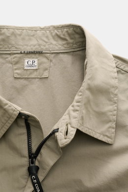 C.P. Company Overshirt graugrün aus samtiger Baumwollgabardine, Slim Fit, mit Umlegekragen, Reißverschluss und labeltypischem Linsen-Detail, Nahaufnahme von innen.