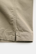 Nahaufnahme des graugrünen C.P. Company Overshirts aus samtiger Baumwollgabardine mit sichtbarer Naht, frontal fotografiert.