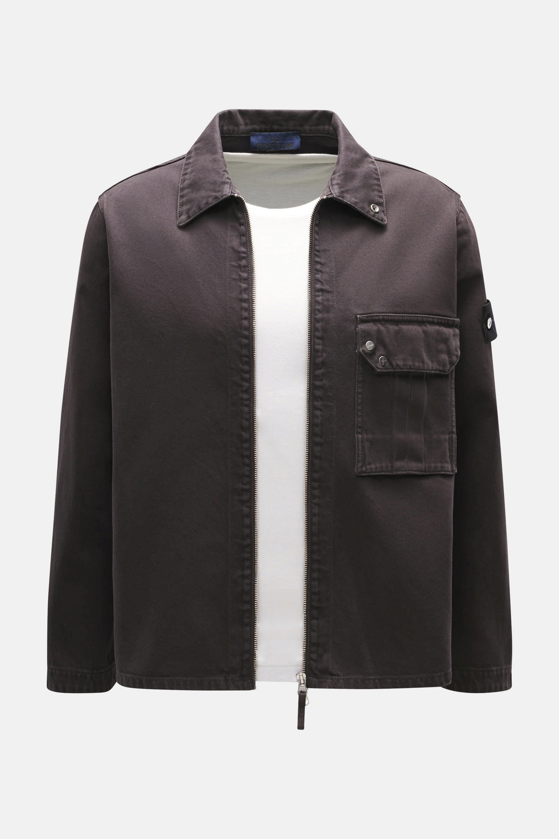 Stone Island Jeansjacke 'Light Bull Denim-TC' dunkelbraun front view, slim fit denim jacket with concealed zipper, chest flap pocket, compass badge on sleeve, and turn-down collar. 

Robuste Ästhetik aus der 'Denim' Capsule: Diese Jacke von STONE ISLAND