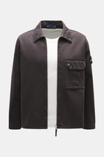 Stone Island Jeansjacke 'Light Bull Denim-TC' dunkelbraun front view, slim fit denim jacket with concealed zipper, chest flap pocket, compass badge on sleeve, and turn-down collar. 

Robuste Ästhetik aus der 'Denim' Capsule: Diese Jacke von STONE ISLAND