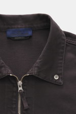 Stone Island Jeansjacke 'Light Bull Denim-TC' dunkelbraun shown from a close-up front perspective, highlighting collar and zipper. Robuste Ästhetik aus der 'Denim' Capsule: Diese Jacke von STONE ISLAND überzeugt mit Denim aus reiner Baumwolle und avancier