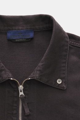 Stone Island Jeansjacke 'Light Bull Denim-TC' dunkelbraun shown from a close-up front perspective, highlighting collar and zipper. Robuste Ästhetik aus der 'Denim' Capsule: Diese Jacke von STONE ISLAND überzeugt mit Denim aus reiner Baumwolle und avancier