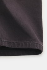 Dark brown close-up fabric detail of the Stone Island Jeansjacke 'Light Bull Denim-TC' showing the fine cotton denim texture and stitching from a front angle. Robuste Ästhetik aus der 'Denim' Capsule: Diese Jacke von STONE ISLAND überzeugt mit Denim aus r