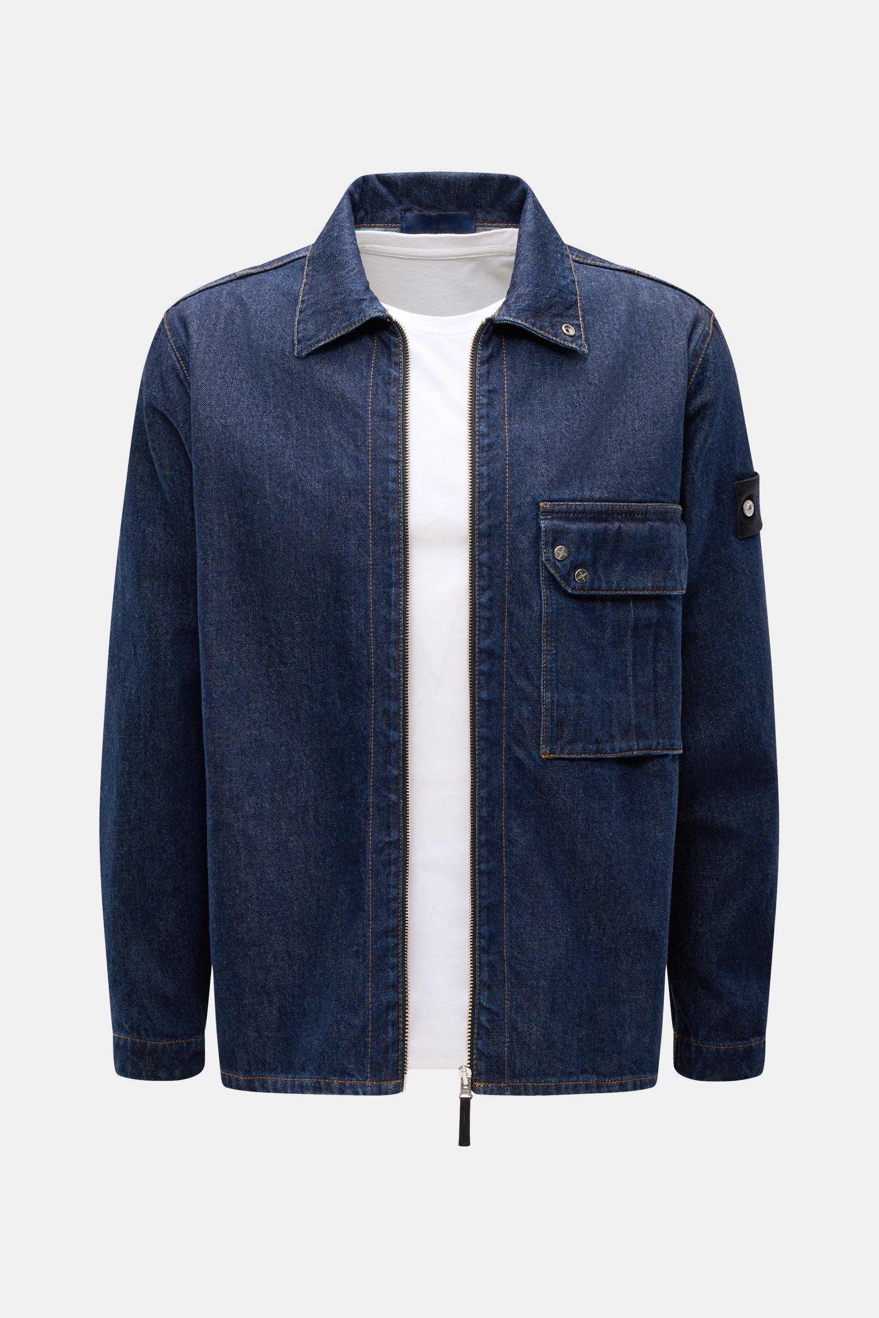 Stone Island Denim Overshirt navy, frontale Ansicht, Denim aus reiner Baumwolle, Slim Fit, materialtypische Struktur, Zwei-Wege-Reißverschluss, Umlegekragen, aufgesetzte Brusttasche, Kompass-Badge am Oberarm, Ärmelabschlüsse mit Knopf.