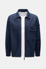 Stone Island Denim Overshirt navy, frontale Ansicht, Denim aus reiner Baumwolle, Slim Fit, materialtypische Struktur, Zwei-Wege-Reißverschluss, Umlegekragen, aufgesetzte Brusttasche, Kompass-Badge am Oberarm, Ärmelabschlüsse mit Knopf.