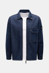 Stone Island Denim Overshirt navy, frontale Ansicht, Denim aus reiner Baumwolle, Slim Fit, materialtypische Struktur, Zwei-Wege-Reißverschluss, Umlegekragen, aufgesetzte Brusttasche, Kompass-Badge am Oberarm, Ärmelabschlüsse mit Knopf.