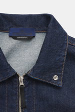 Nahaufnahme des Umlegekragens und robusten Zwei-Wege-Reißverschlusses des Stone Island Denim Overshirt navy aus reiner Baumwolle, Slim Fit mit materialtypischer Struktur, aufgesetzter Brusttasche, Kompass-Badge am Oberarm und Ärmeln mit Knopf, frontal fot