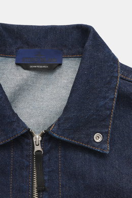 Nahaufnahme des Umlegekragens und robusten Zwei-Wege-Reißverschlusses des Stone Island Denim Overshirt navy aus reiner Baumwolle, Slim Fit mit materialtypischer Struktur, aufgesetzter Brusttasche, Kompass-Badge am Oberarm und Ärmeln mit Knopf, frontal fot