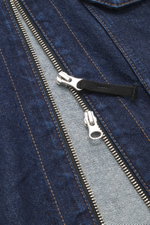 Nahaufnahme des Stone Island Denim Overshirt navy, Slim Fit, aus Denim reiner Baumwolle, materialtypische Struktur, robuster Zwei-Wege-Reißverschluss, Umlegekragen, aufgesetzte Brusttasche, Kompass-Badge am Oberarm, Ärmelabschlüsse mit Knopf, fotografiert