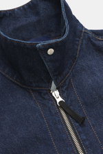 Stone Island Denim Overshirt navy in Nahaufnahme von oben, Denim aus reiner Baumwolle, Slim Fit, Umlegekragen, robuster Zwei-Wege-Reißverschluss, Kompass-Badge, Brusttasche, Knopfärmel.